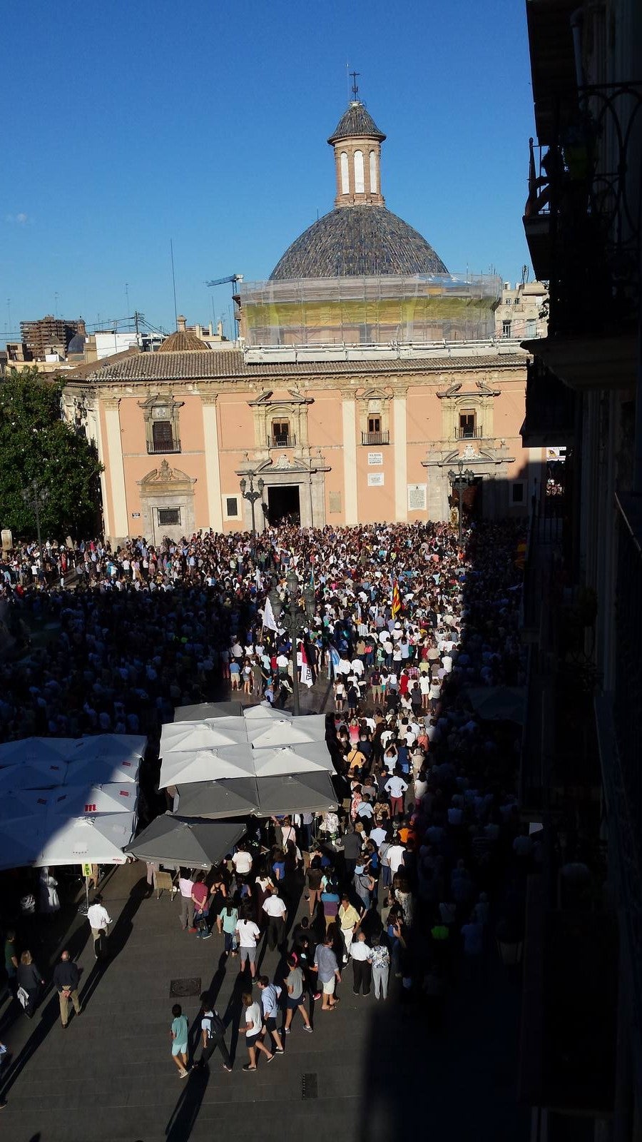 Fotos del apoyo masivo de los valencianos al acto de desagravio a la Mare de Déu