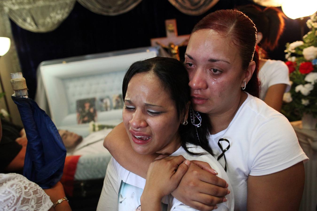 Dolor en Orlando. El cuerpo de Ángel Candelario, una de las víctimas del tiroteo del Pulse, es velado por familiares y amigos con muestras de dolor en la ciudad natal del fallecido, Guanica (Puerto Rico).