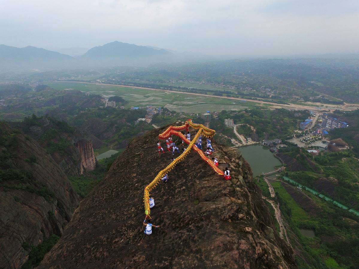 Día del Padre en China. Un grupo de gente interpretando la danza del dragón y formando el caracter chino que significa 'padre', para celebrar el Día del Padre en Yueyang, en la provincia china de Hunan.