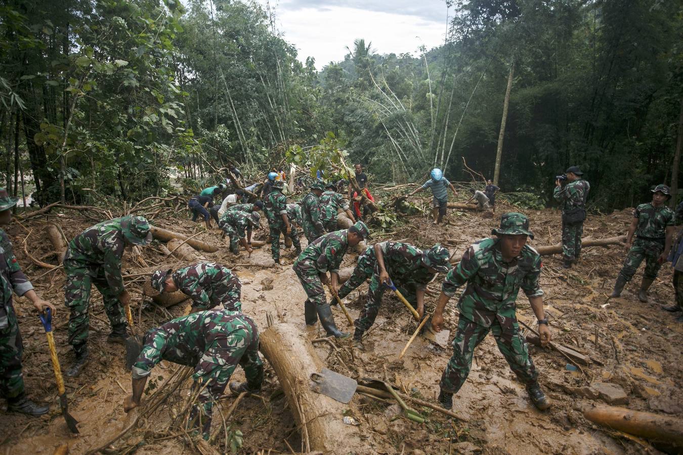 Tragedia en Indonesia. Miembros del ejército buscan supervivientes entre en lodo tras una avalancha en Purworejo, Indonesia hoy 19 de junio de 2016. Debido a las fuertes lluvias de los días pasado el país registra, entre avalanchas e inundaciones, más de 20 víctimas y docenas de desaparecidos.