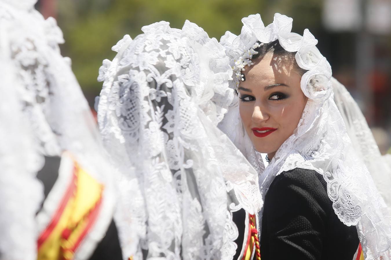 Bellea del Foc o Dama del Fuego. Una de las Belleas del Foc ("Damas del fuego") durante la segunda mascletà del concurso oficial de las fiestas de Hogueras, hoy en Alicante.