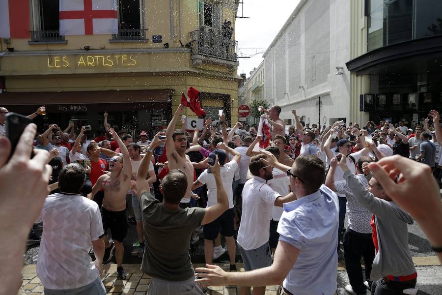 Fotos de los aficionados eslovacos e ingleses