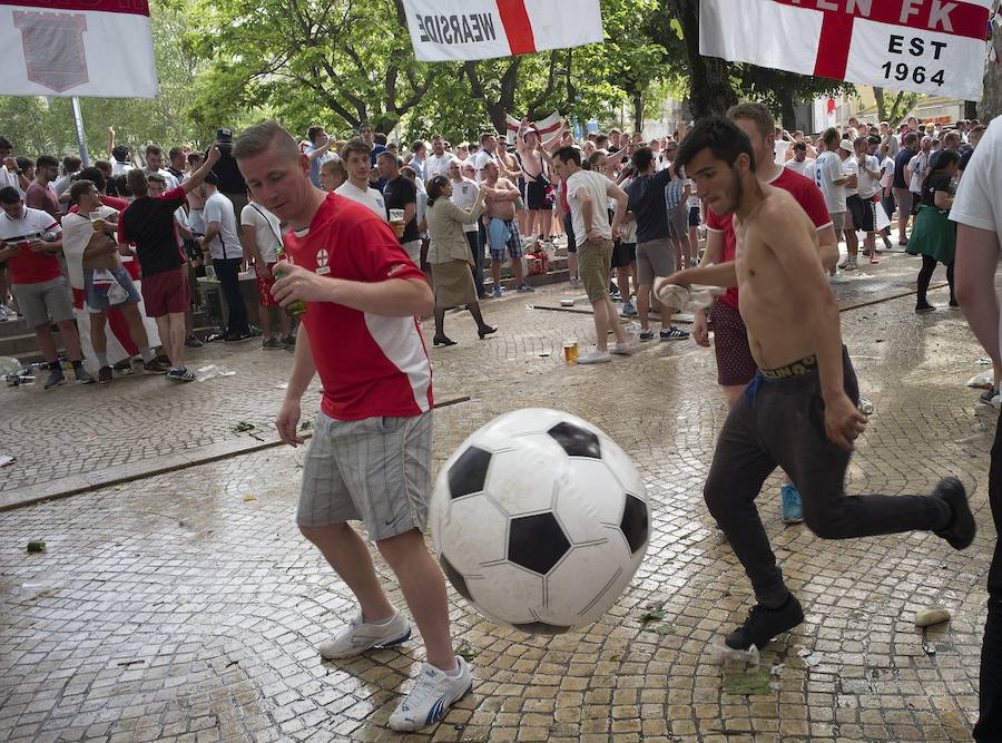 Fotos de los aficionados eslovacos e ingleses