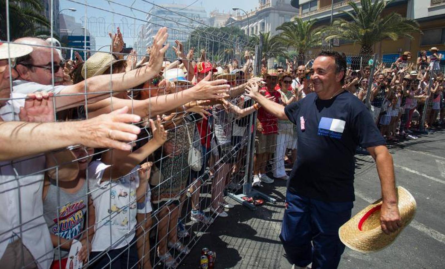 La cuarta mascletá se queda corta de tiempo pero encandila al público