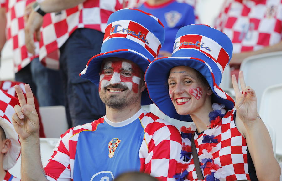 Fotos de las aficiones española y croata