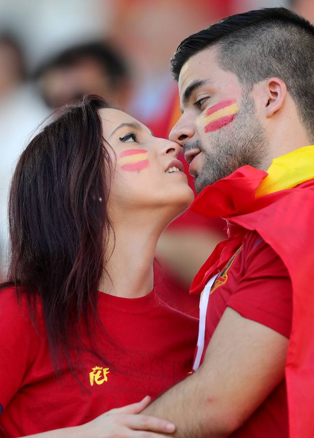 Fotos de las aficiones española y croata