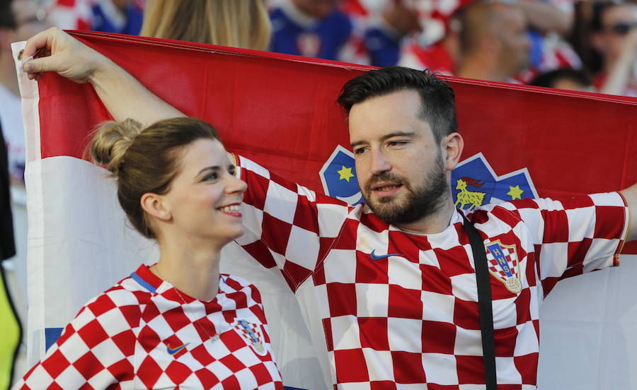 Fotos de las aficiones española y croata