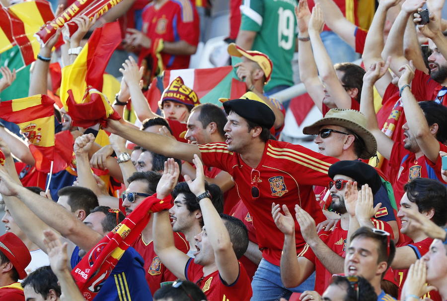 Fotos de las aficiones española y croata