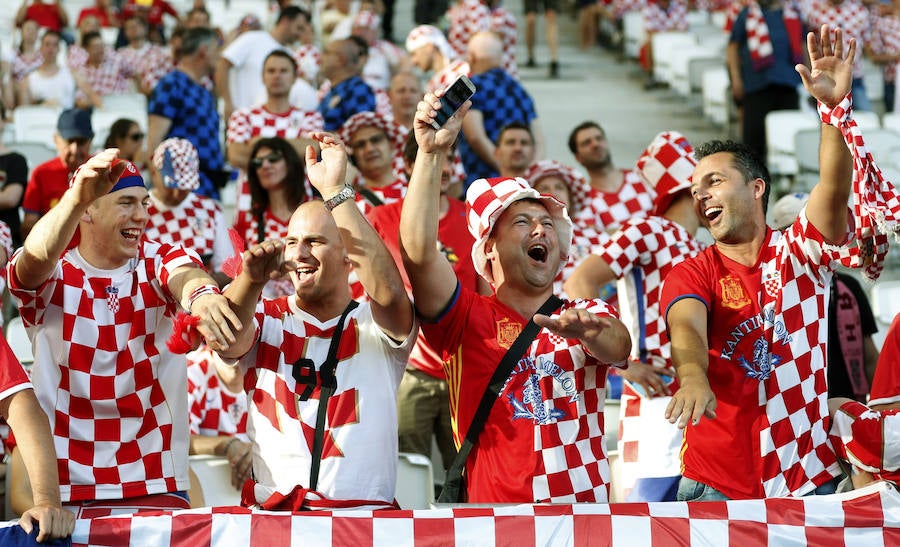 Fotos de las aficiones española y croata