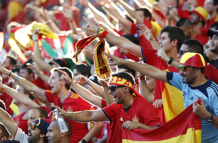 Fotos de las aficiones española y croata