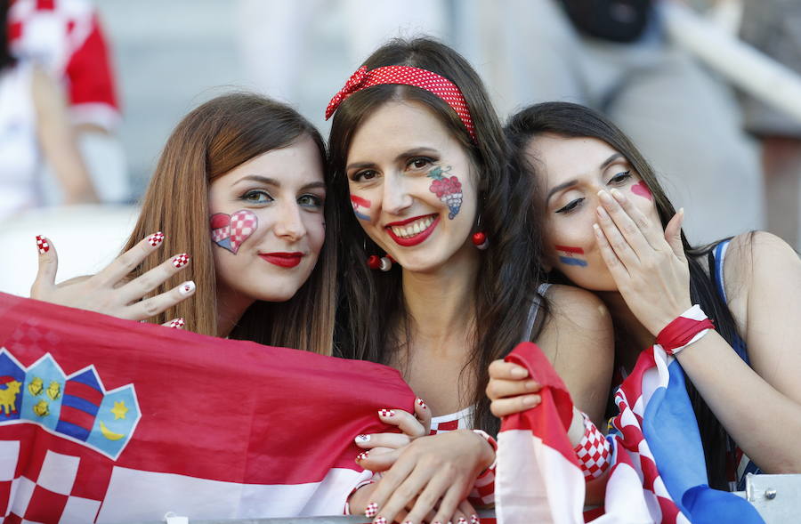 Fotos de las aficiones española y croata