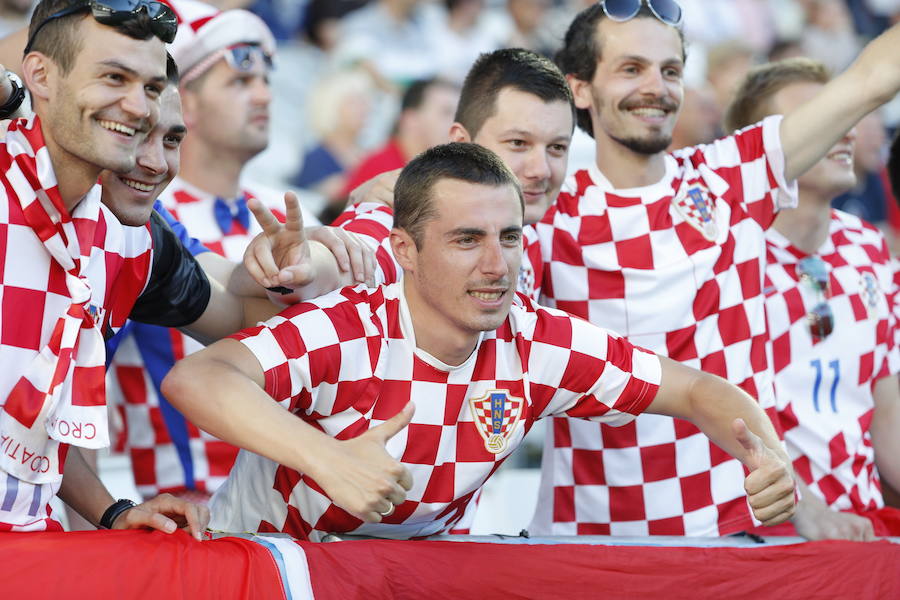 Fotos de las aficiones española y croata