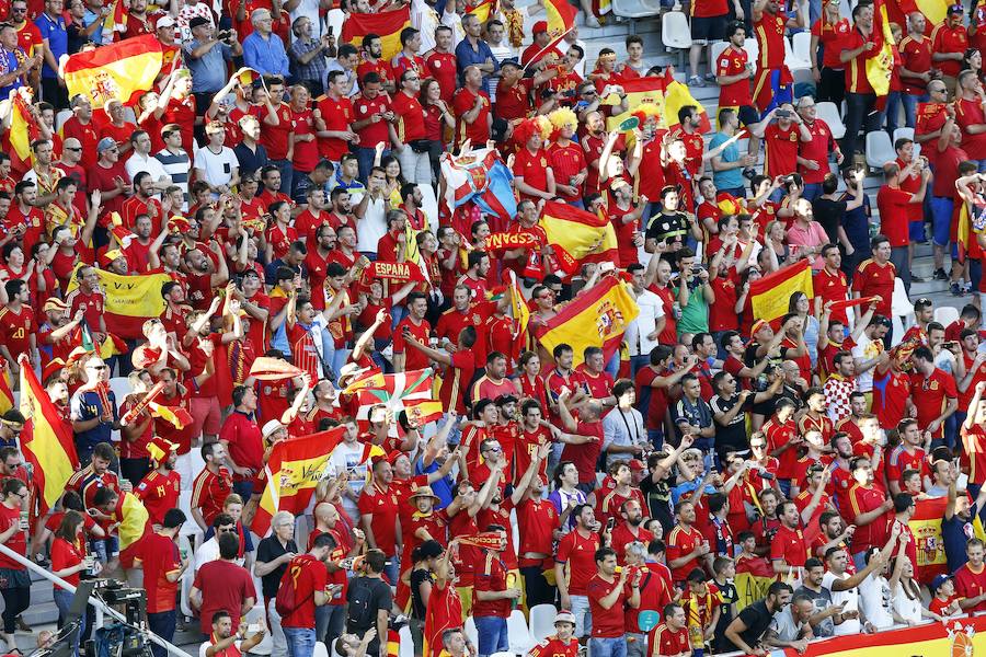 Fotos de las aficiones española y croata