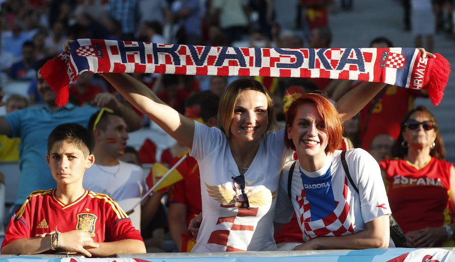 Fotos de las aficiones española y croata