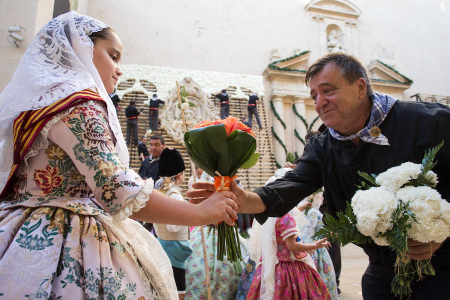 Primer día de ofrenda de Flores a la Virgen del Remedio