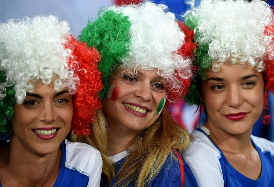 Imágenes de los aficionados de Italia e Irlanda