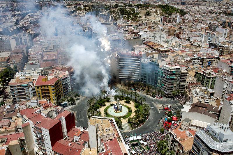 Muchas nueces y poco ruido en la sexta mascletá de Hogueras