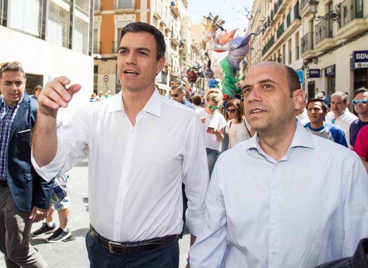 Pedro Sánchez visita la Hoguera Oficial y la de Sèca-Autobusos