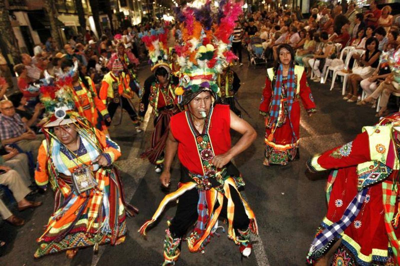 El desfile folclórico llena las calles de Alicante de música y color