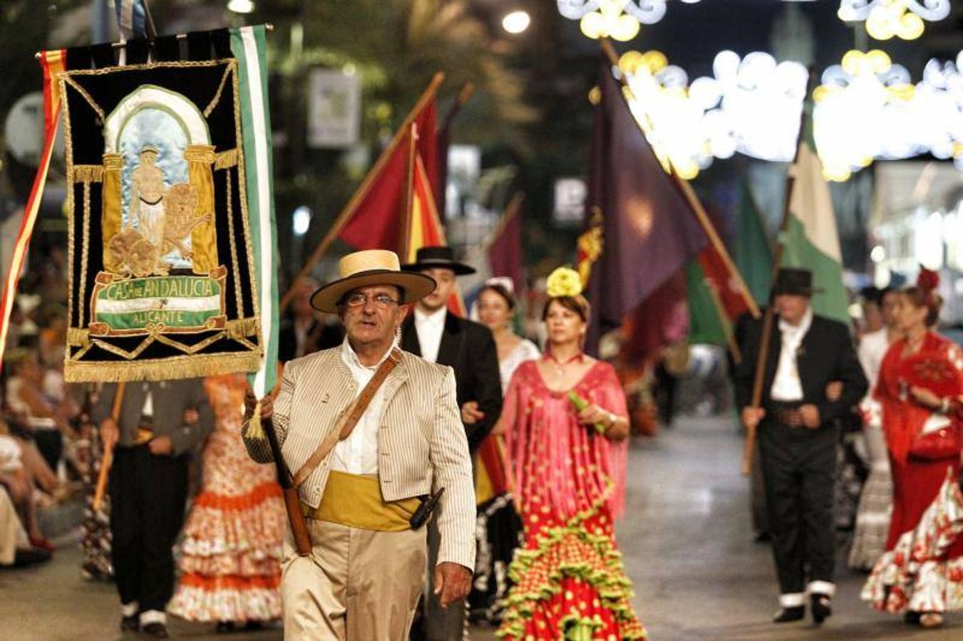 El desfile folclórico llena las calles de Alicante de música y color