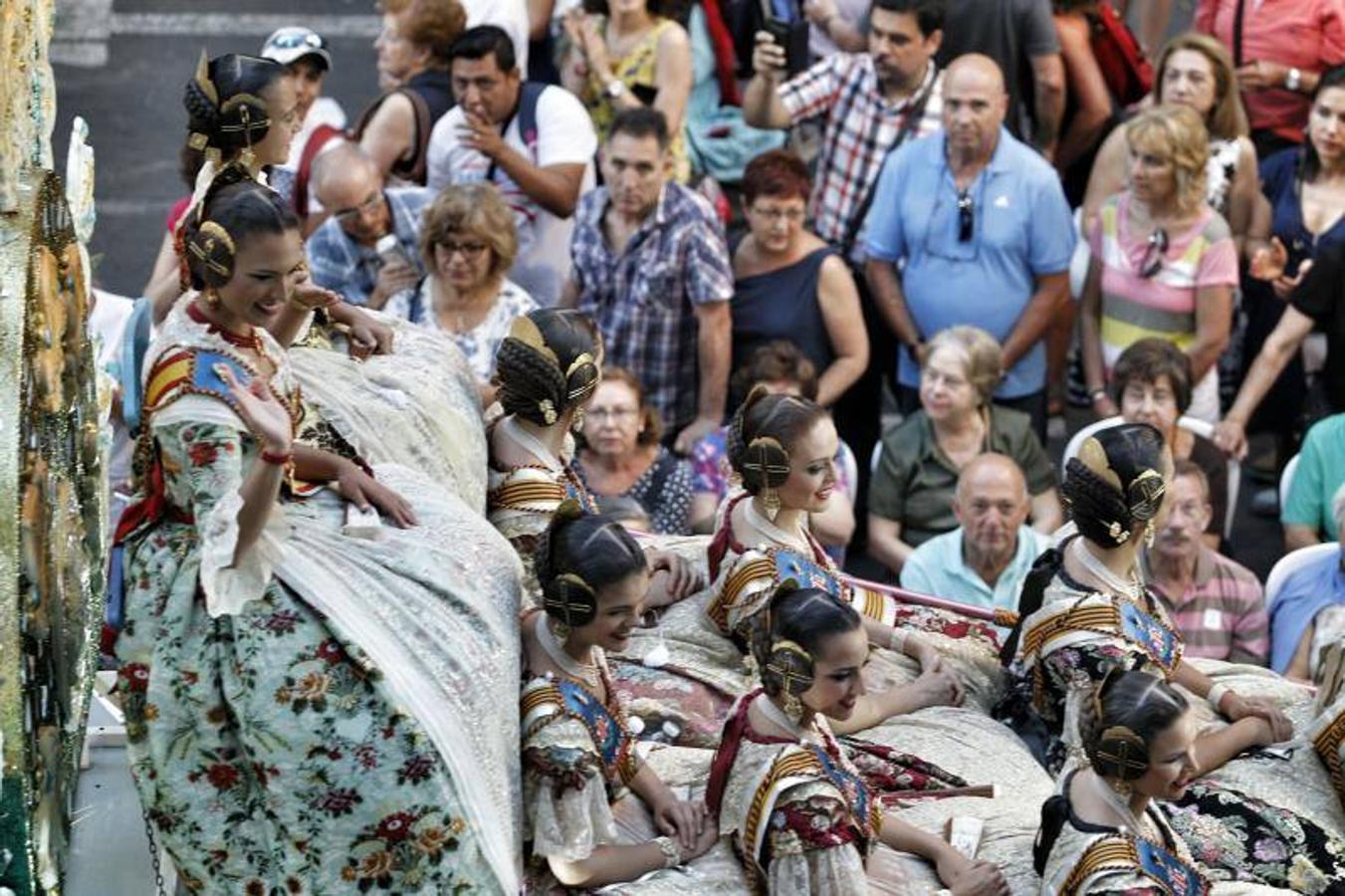 El desfile folclórico llena las calles de Alicante de música y color