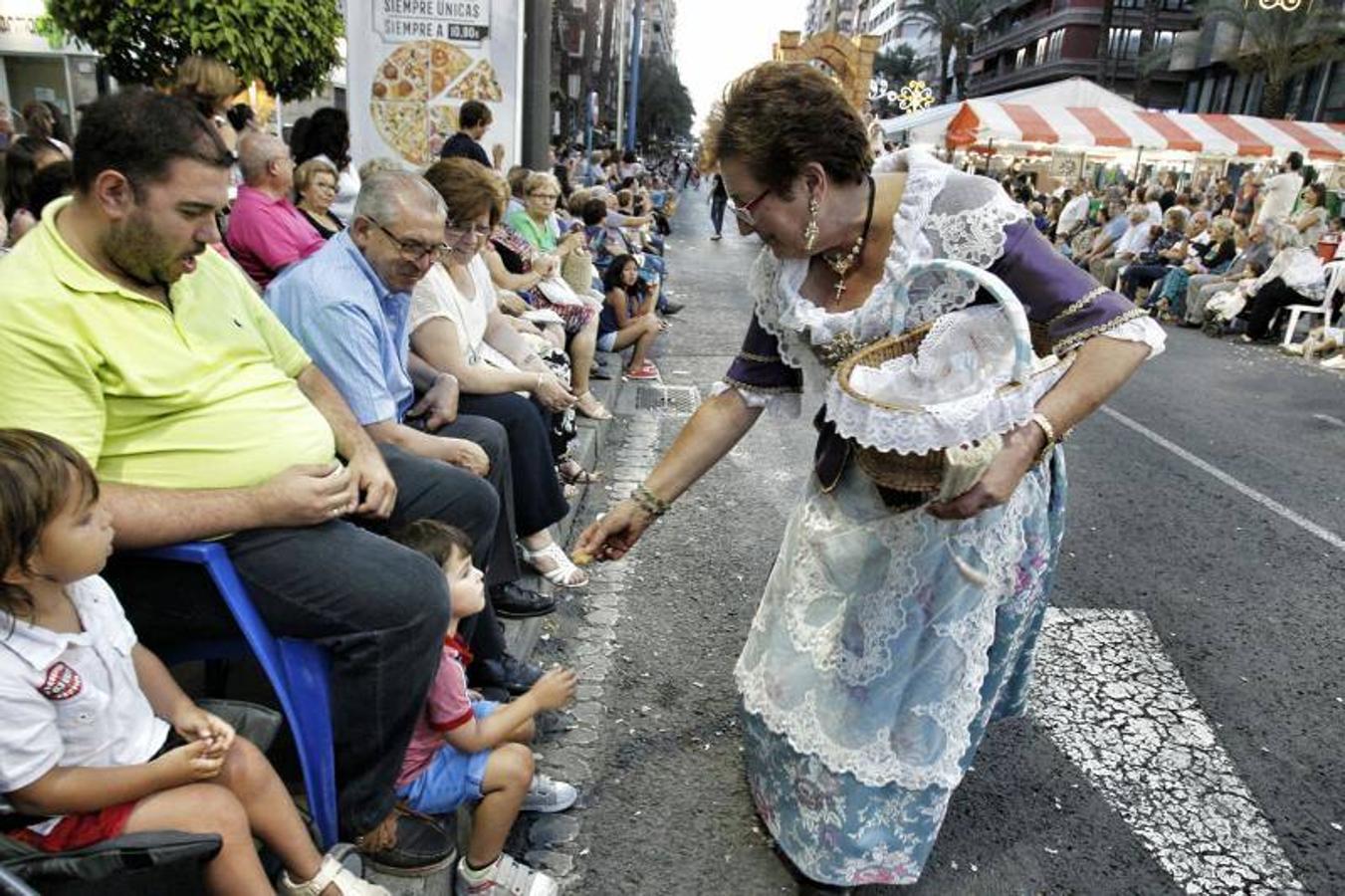 El desfile folclórico llena las calles de Alicante de música y color