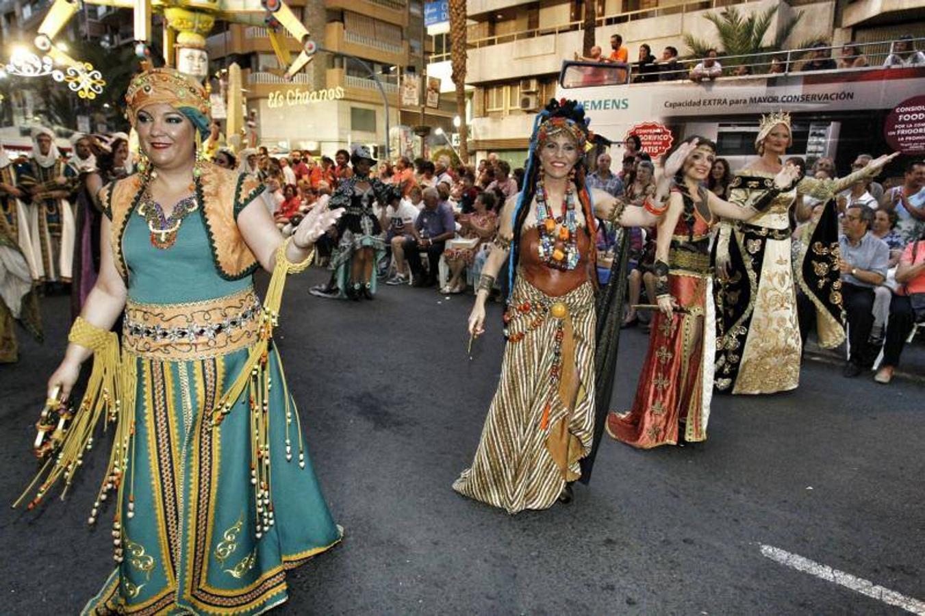 El desfile folclórico llena las calles de Alicante de música y color