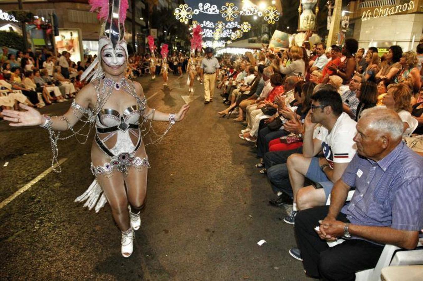 El desfile folclórico llena las calles de Alicante de música y color