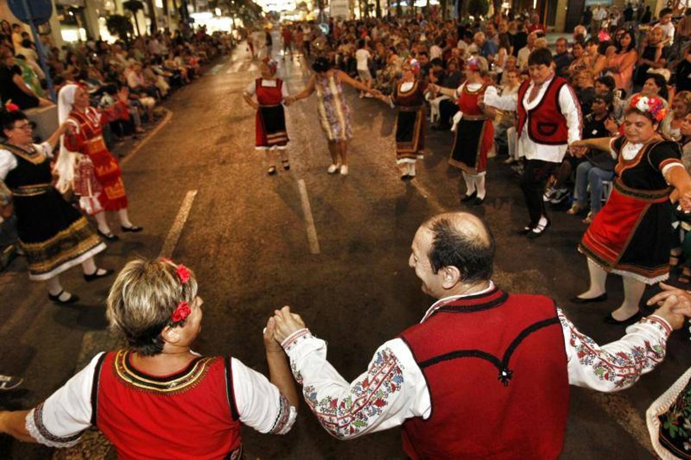 El desfile folclórico llena las calles de Alicante de música y color