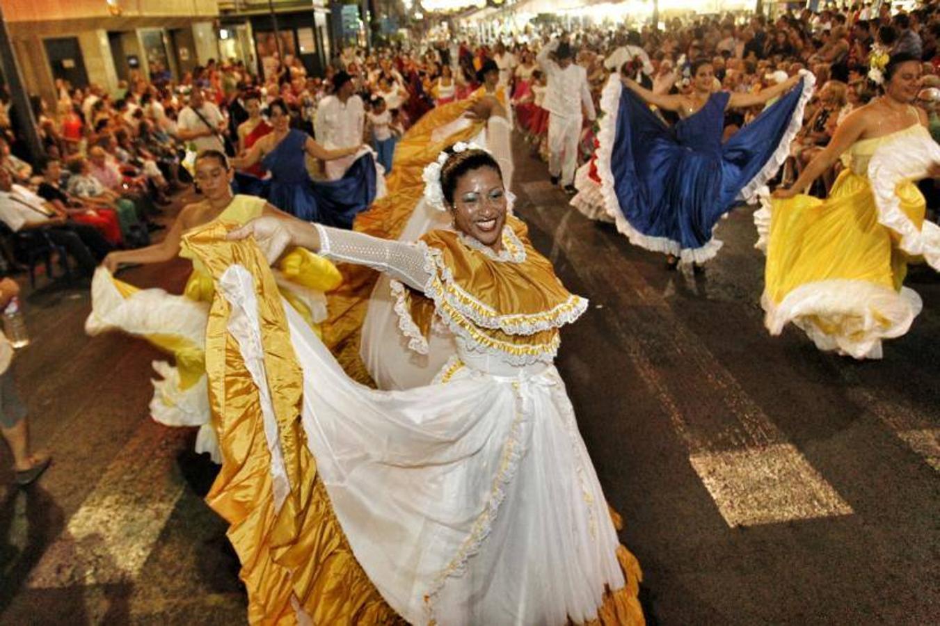 El desfile folclórico llena las calles de Alicante de música y color