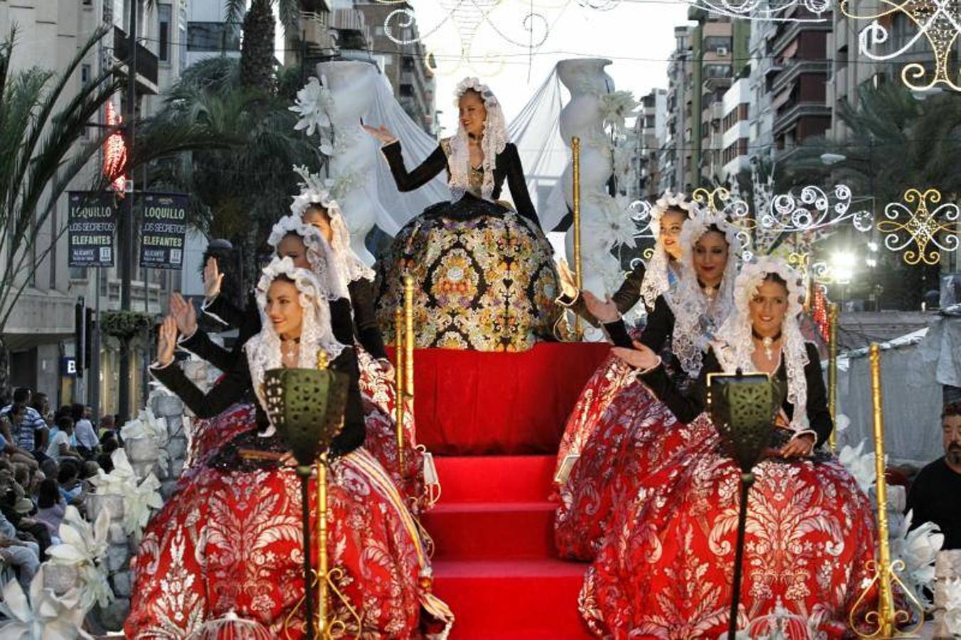 El desfile folclórico llena las calles de Alicante de música y color