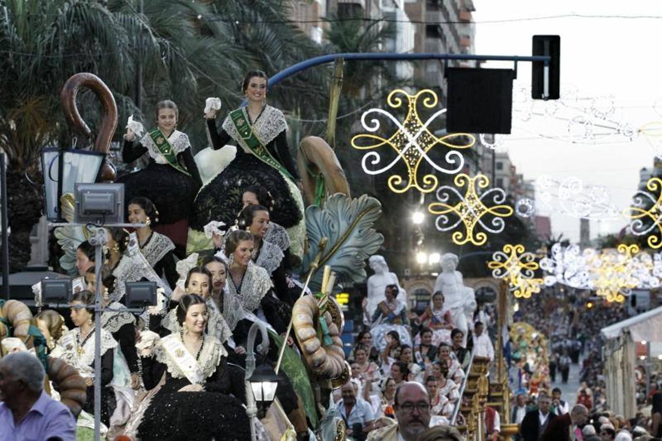 El desfile folclórico llena las calles de Alicante de música y color