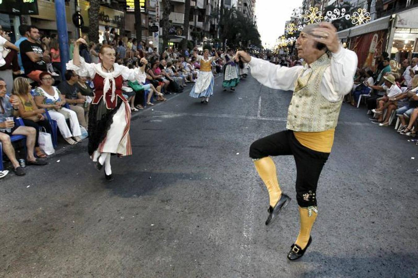 El desfile folclórico llena las calles de Alicante de música y color