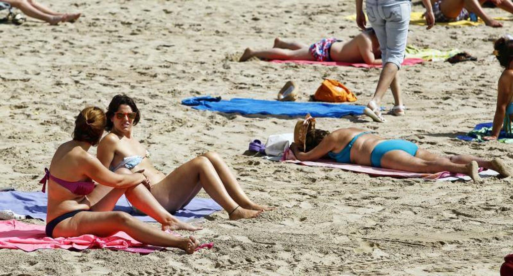 La playa del Postiguet llena tras la llegada oficial del verano