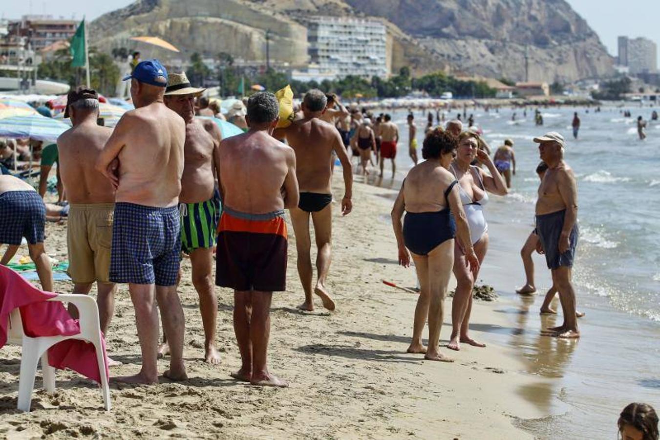 La playa del Postiguet llena tras la llegada oficial del verano