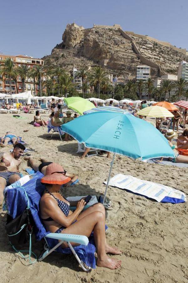 La playa del Postiguet llena tras la llegada oficial del verano