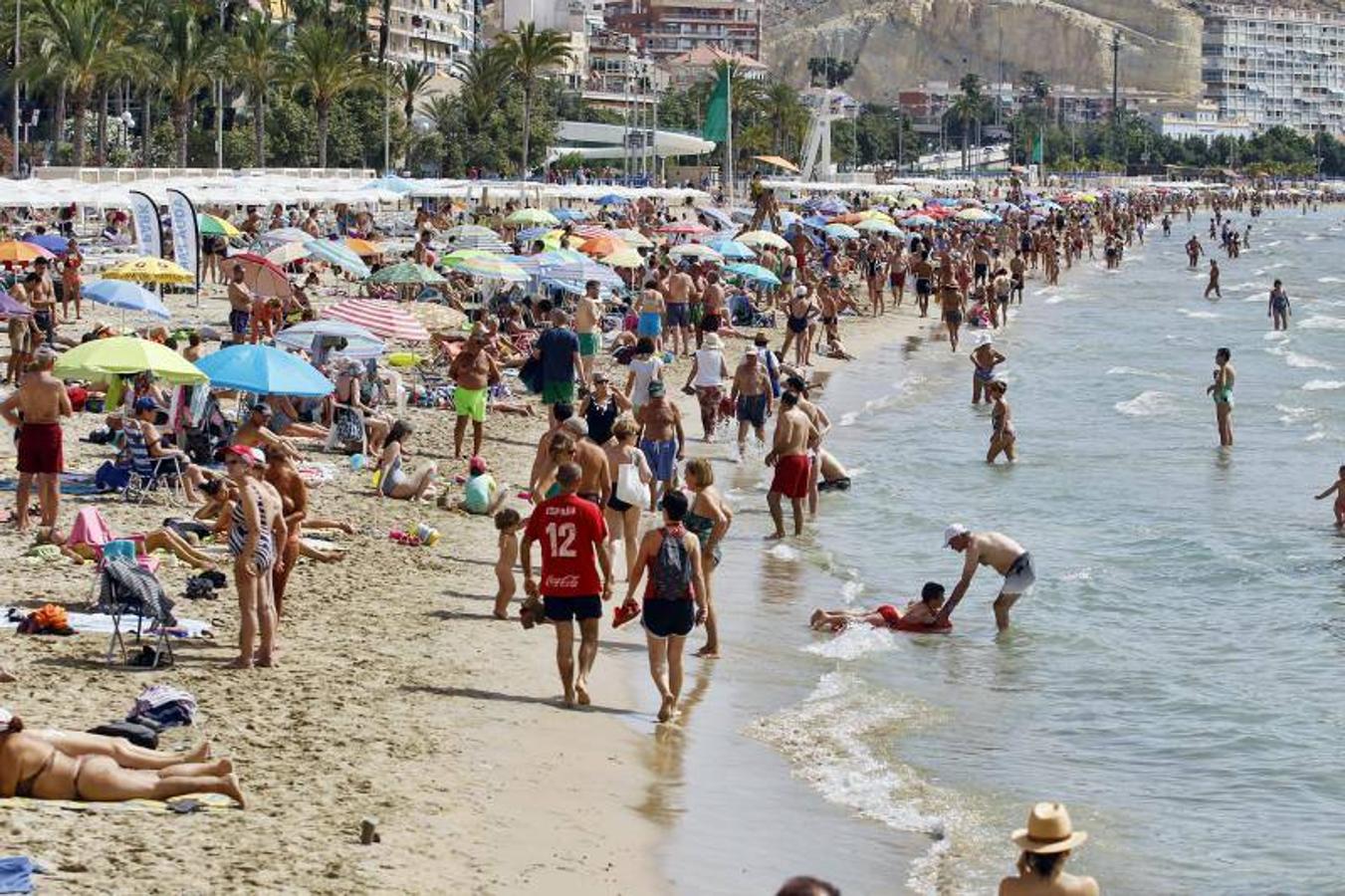 La playa del Postiguet llena tras la llegada oficial del verano