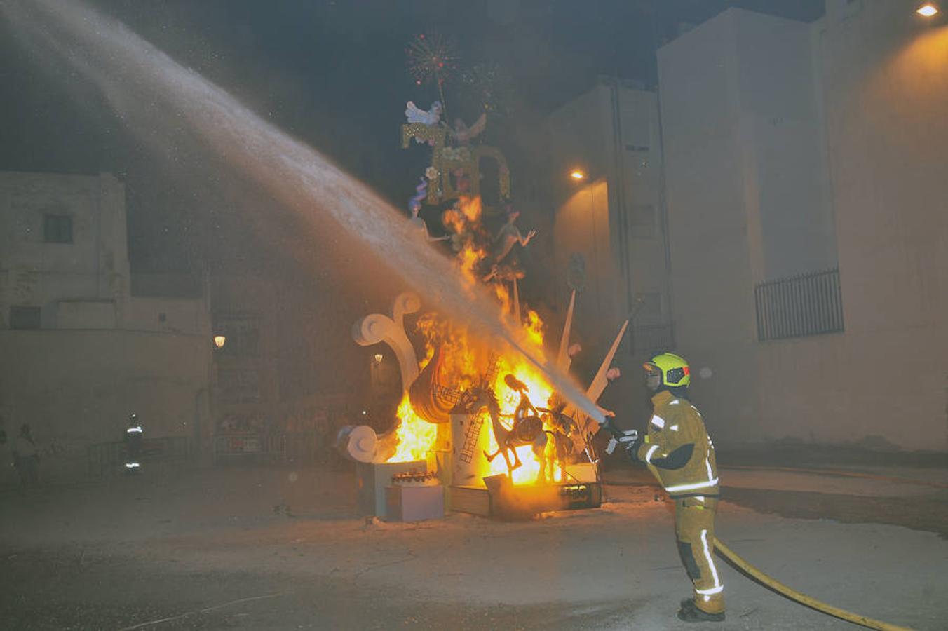 Fuego y agua en la cremà del Raval de Elche