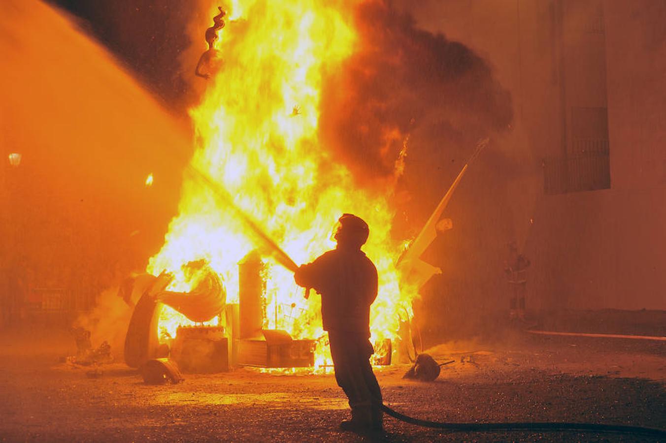 Fuego y agua en la cremà del Raval de Elche