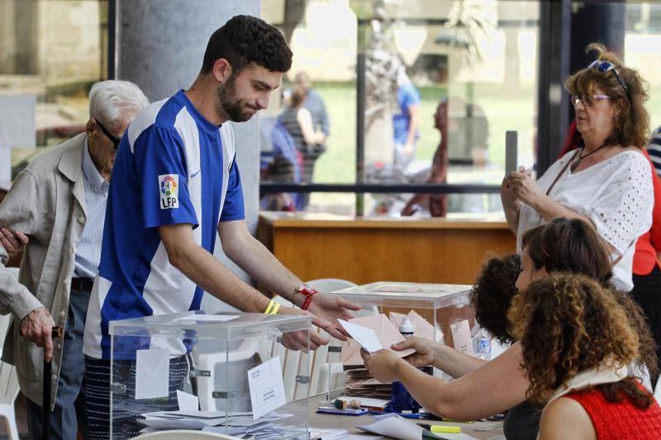 Los ciudadanos de Alicante ejercen su derecho al voto