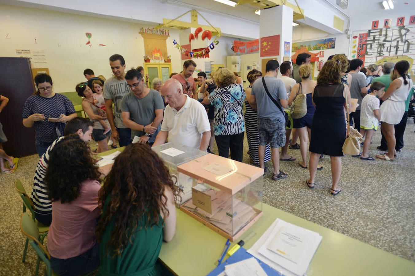 Los ciudadanos de Alicante ejercen su derecho al voto