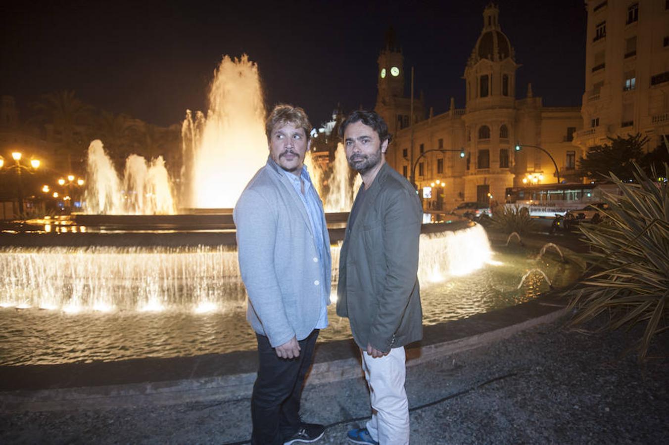 Sergio Peris Mencheta y Sergio Villanueva se retratan en la fuente de la plaza del Ayuntamiento.