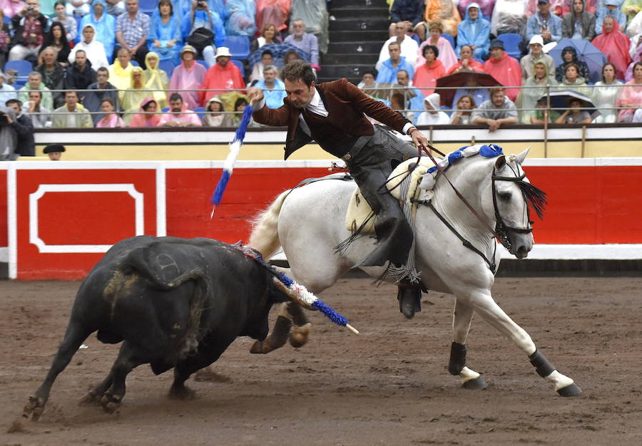 Andy y su cuadra asombran en la Plaza de Toros de Alicante