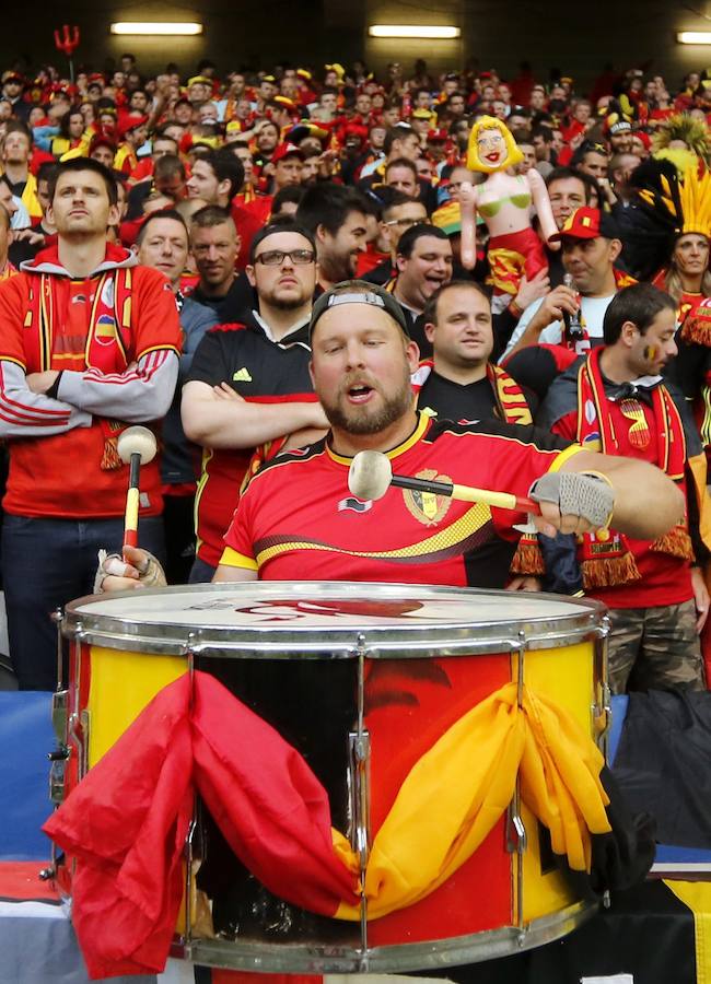 Los aficionados belgas y galeses inundan las gradas del estadio de Lille
