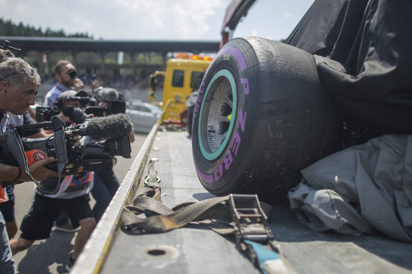 Varios reporteros toman imágenes del monoplaza del piloto de Fórmula Uno alemán Nico Rosberg, de Mercedes, tras sufrir un accidente durante la tercera sesión de entrenamientos libres para el Gran Premio de Austria de Fórmula Uno en Spielberg (Austria) hoy, 2 de julio de 2016. EFE/Christian Bruna