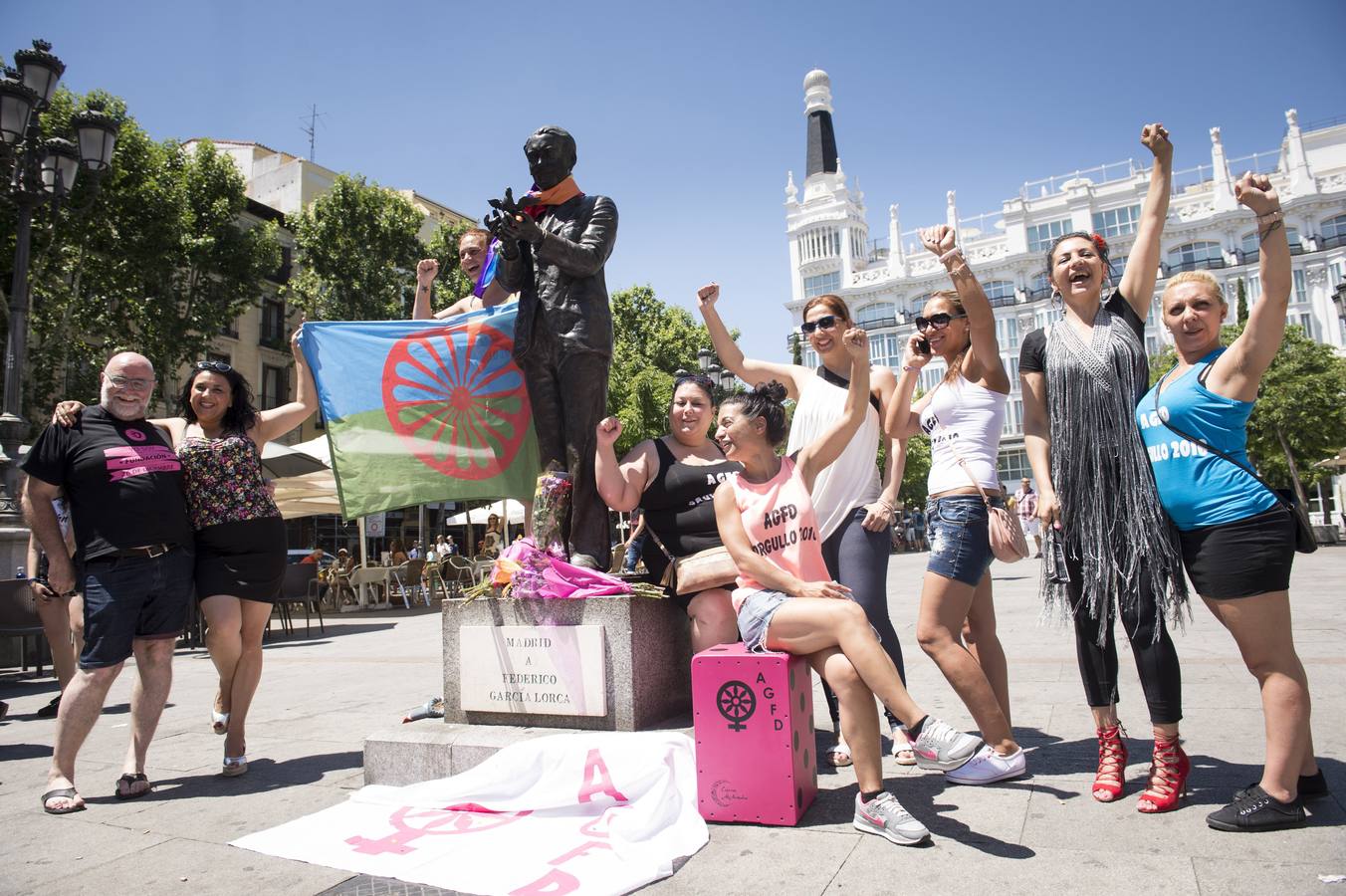 La Asociación para la Recuperación de la Memoria Histórica y la Asociación de Gitanas Feministas por la Diversidad organizan el acto "Memoria con orgullo, orgullo con memoria", celebrado ante la estatua de Federico García Lorca en la madrileña plaza de Santa Ana y en el que participan, entre otros, los actores Nuria Espert y Juan Diego. EFE/Luca Piergiovanni