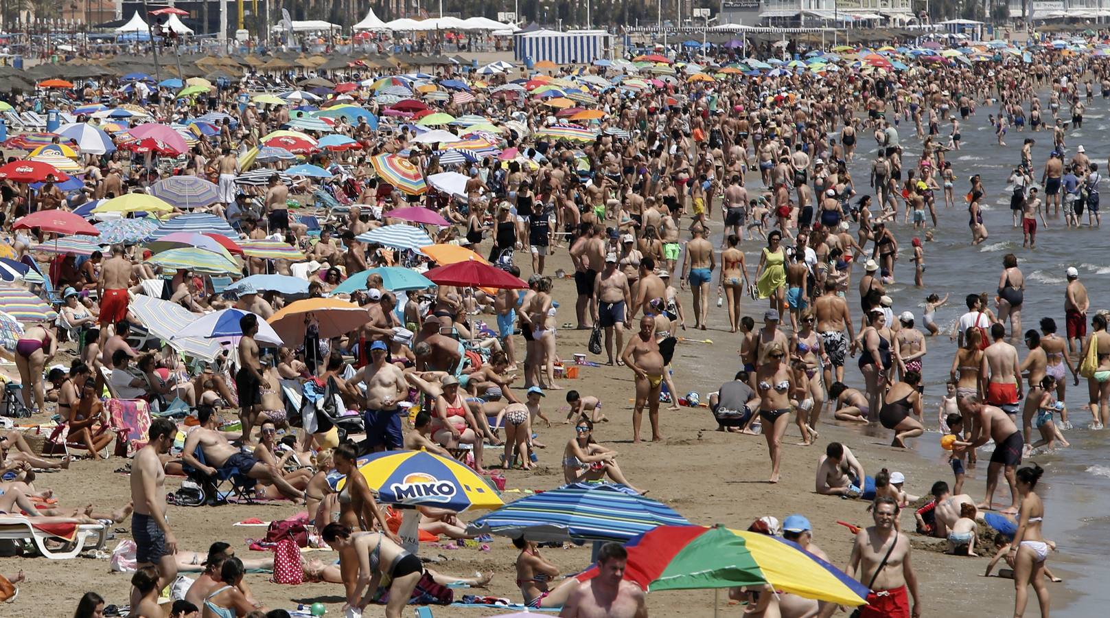 Miles de personas abarrotaban esta mañana la playa de la Malvarrosa de Valencia en el primer fin de semana de julio. EFE/ Juan Carlos Cárdenas