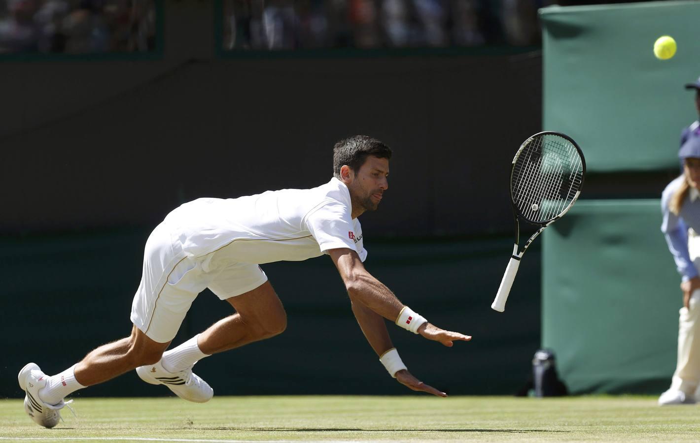 Djokovi, eliminado en Wimbledon. Novak Djokovic suelta su raqueta y cae en su partido ante Sam Querrey, que lo elimina de Wimbledon REUTERS/Paul Childs