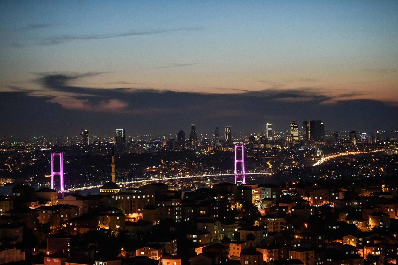 Puente del Bósforo en Estambul. AFP PHOTO / OZAN KOSE