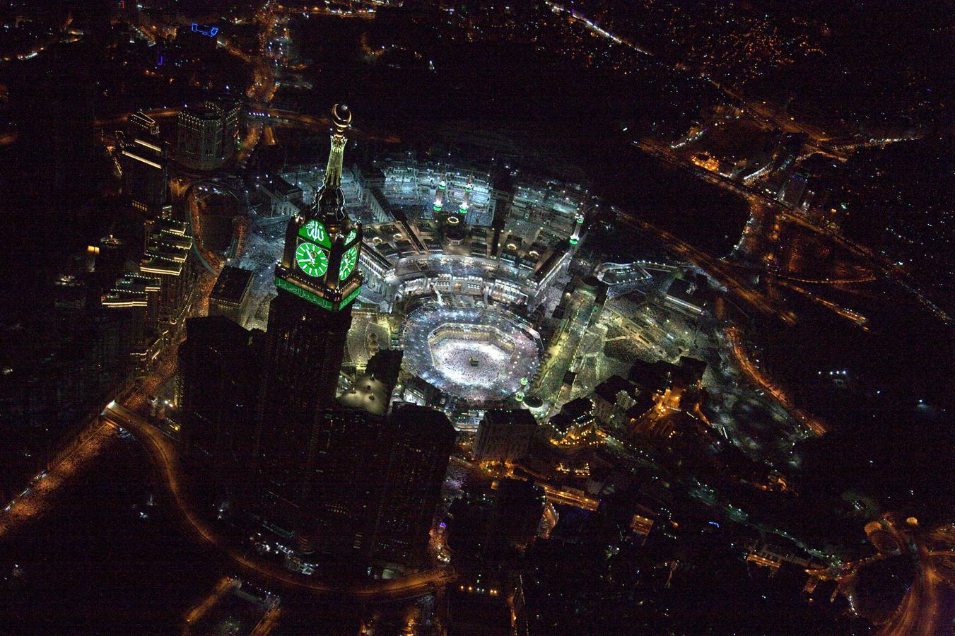 Ramadán: Lailat al-Qadr en La Meca. La Noche del Destino, o Lailat al-Qadr, en la Gran Mezquita de La Meca. Los fieles rezan durante toda la noche en esta festividad del Ramadán. REUTERS/Susan Baaghil